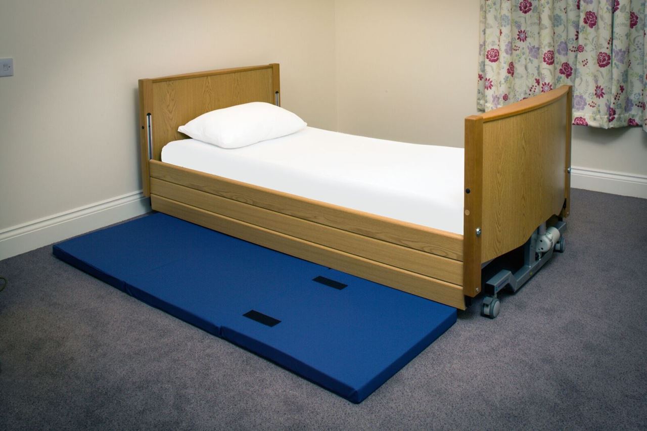 MIP Fall-Out / Crash Mat - Foldable High-Density Foam Mat With Straps, 60x190cm